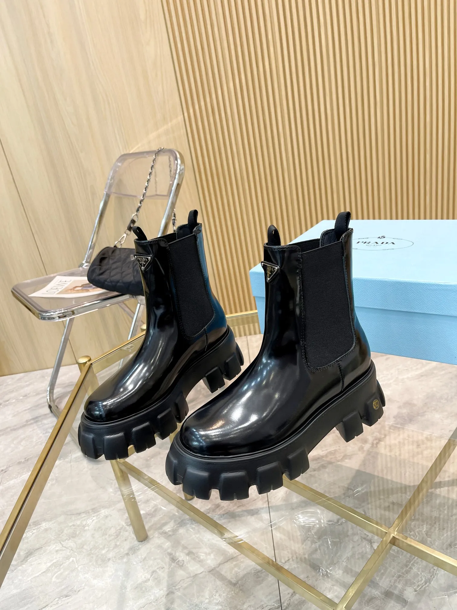 👟👟Ex-factory price 560👟👟 2023 SSS launches the Prada short boots series. PRADA's early autumn and winter T-stage catwalk show is the same style as "Dreams never sleep". Prada can be used on important occasions. It has a fresh style with a little nobility and is perfect on the feet. 💃💃 Wear these shoes with them. They are elegant and crystal clear. The materials of various accessories are exclusively customized one to one, so that there is no distance from the original. The entire series is a combination of exciting and unexpected elements, allowing you to have a taste of the ever-changing style of the Prada girl. 🎀Upper: imported cowhide, patent leather, open-edge beaded cowhide 🎀Inner lining: cowhide lining🎀Outsole: original Italian outsole Color supply, code number 35-41 (40.41 customization is not returnable)